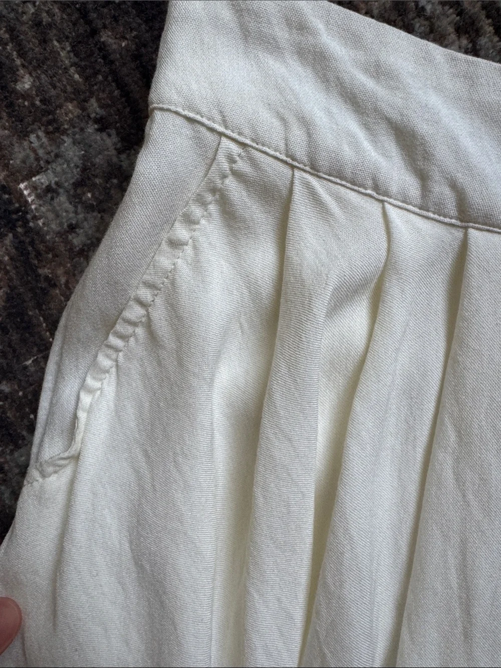 Mable Off White Pleated Midi Skirt w. Pockets
